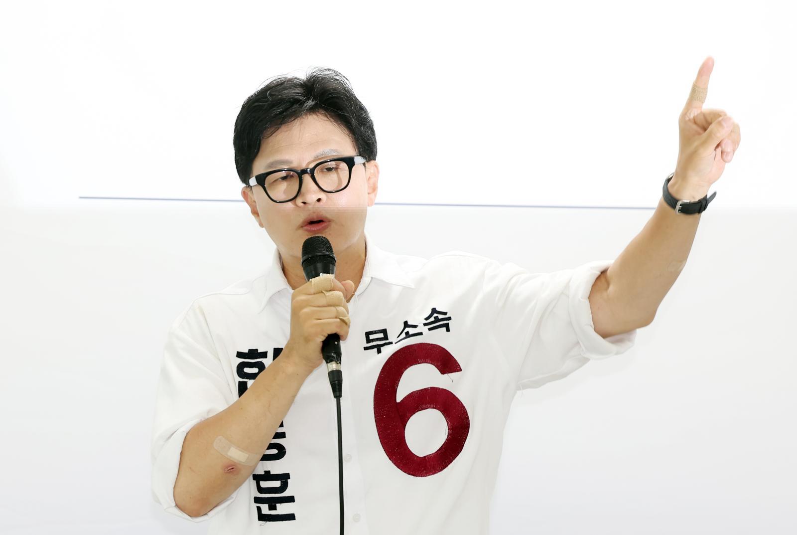 부산 북구갑 국회의원 보궐선거에 출마한 한동훈 무소속 후보가 1일 부산 북구 자신의 선거사무소에서 기자회견을 하고 있다. 뉴시스