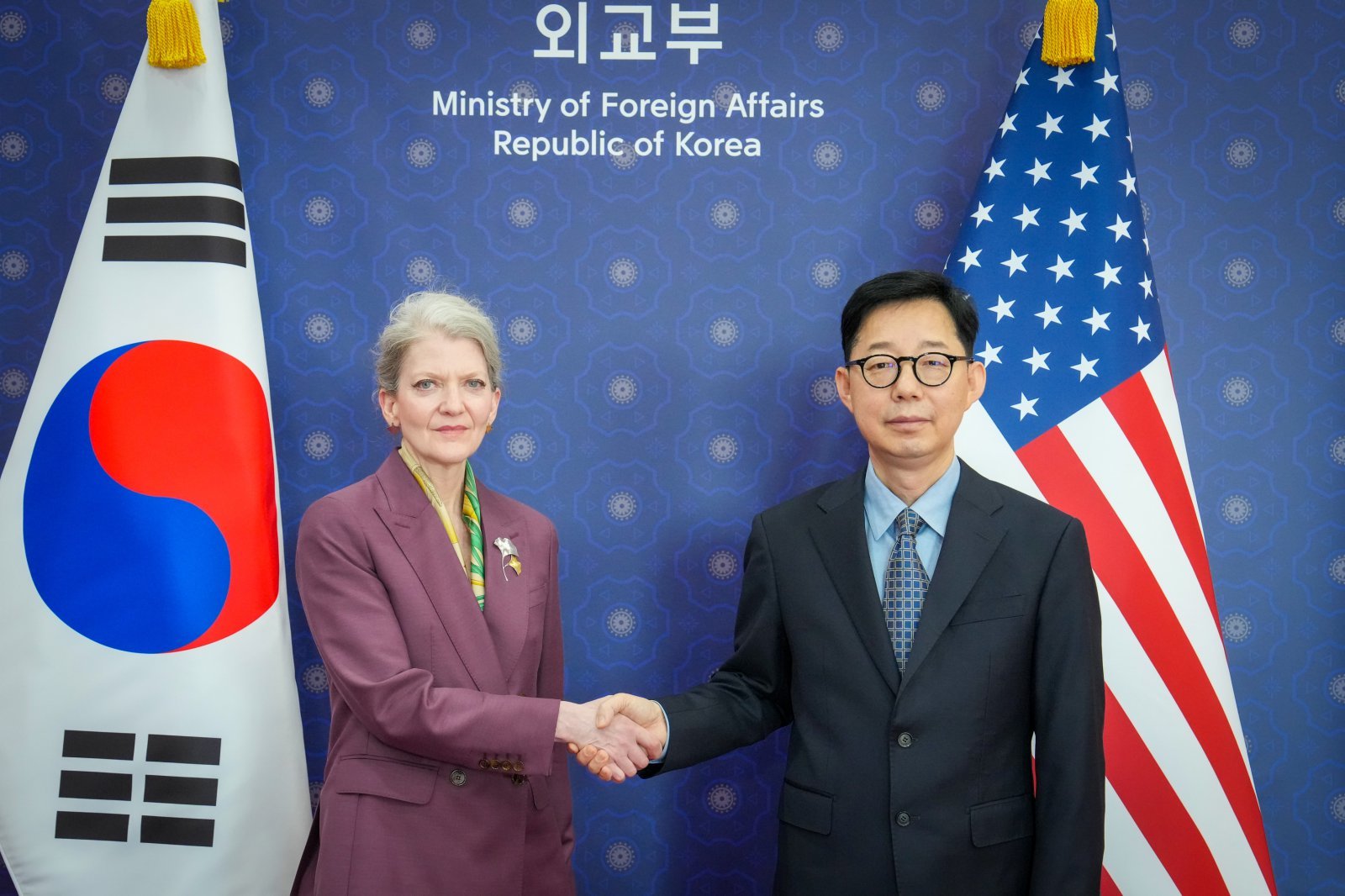 박윤주 외교부 1차관과 앨리슨 후커 미 국무부 차관이 2일 외교부 청사에서 만나 핵추진잠수함 건조와 한미 원자력협정 개정 등 조인트 팩트시트(공동설명자료) 안보 분야 후속 협의체 첫 회의를 개최했다.(외교부 제공)