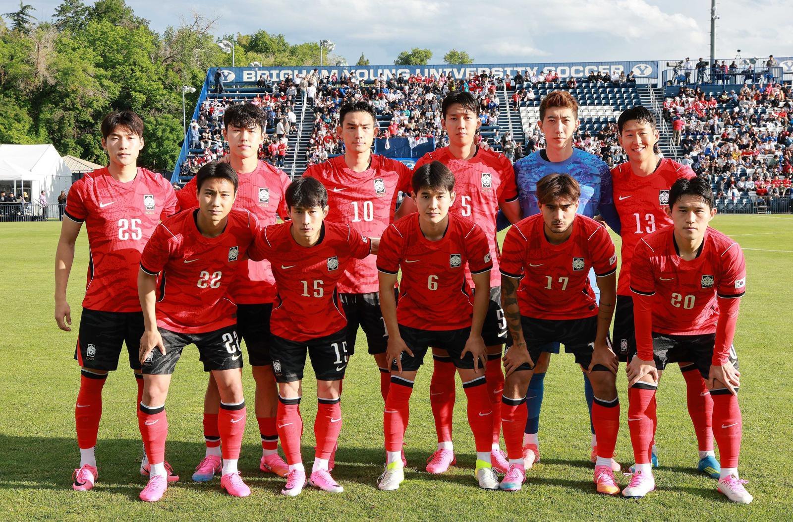 대한민국 축구대표팀 선수들이 30일(현지시간) 미국 유타주 솔트레이크시티 브리검 영 대학교 BYU 사우스필드 경기장에서 2026 국제축구연맹(FIFA) 북중미 월드컵 앞두고 열린 대한민국과 트리니다드 토바고의 평가전에서 기념촬영을 하고 있다. 2026.5.31 ⓒ 뉴스1