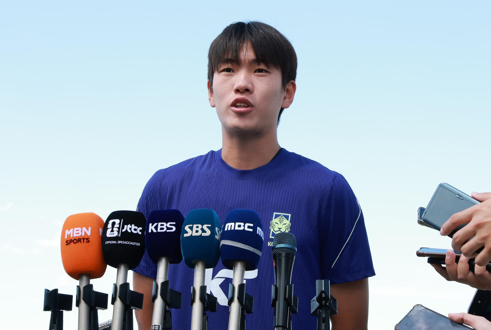 대한민국 축구대표팀 조위제가 1일(현지시간) 미국 유타주 헤리먼에 위치한 자이언스뱅크 트레이닝센터에서 훈련에 앞서 인터뷰를 하고 있다. 조위제는 지난 30일 열린 대한민국과 트리니다드 토바고의 평가전에서 부상당한 조유민의 빈자리를 대체한다. 2026.6.2 뉴스1