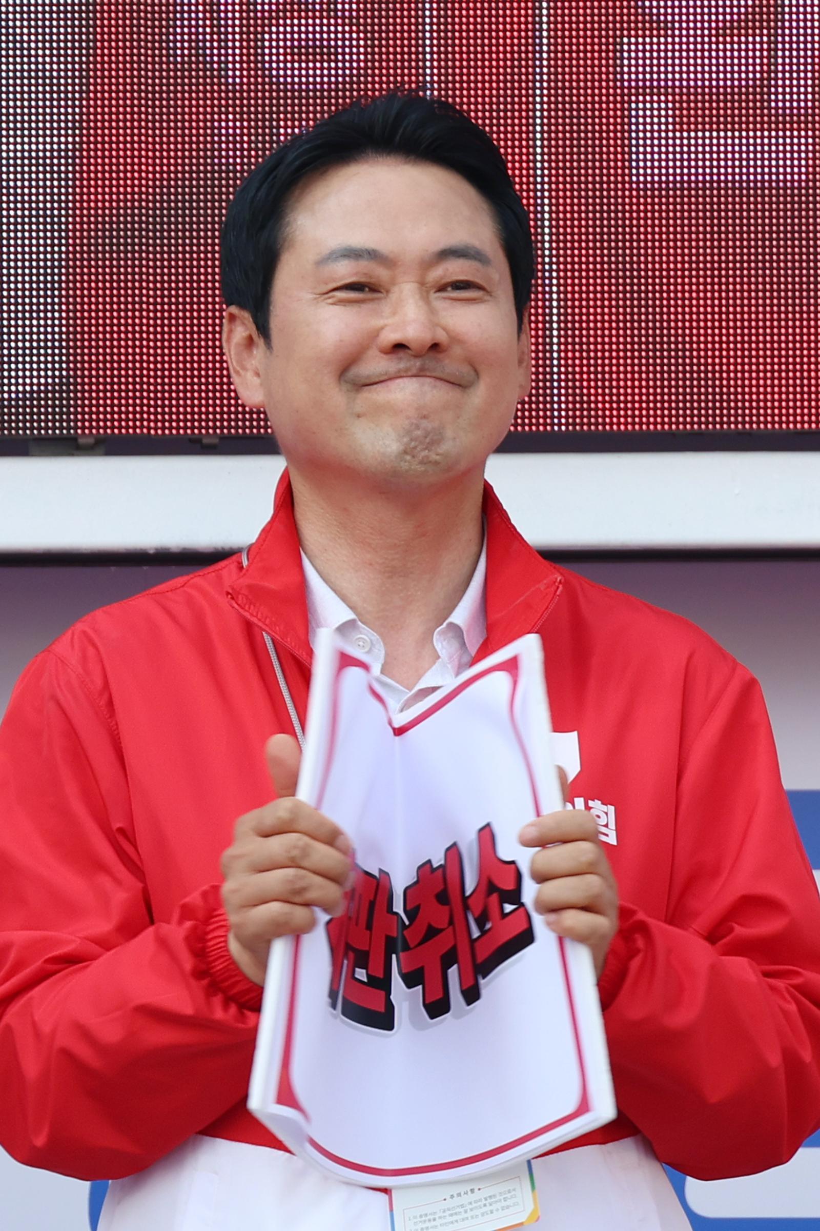 장동혁 국민의힘 상임선거대책위원장이 2일 충남 당진시 당진중앙2로 로터리에서 지원유세를 하던 중 퍼포먼스를 하고 있다. 2026.06.02. 뉴시스