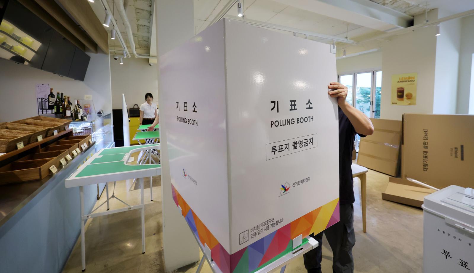 제9회 전국동시지방선거를 하루 앞둔 2일 오후 서울 강북구 한 빵집에 마련된 수유3동 제1투표소에서 관계자들이 기표소 등을 설치하고 있다. 2026.06.02. 뉴시스