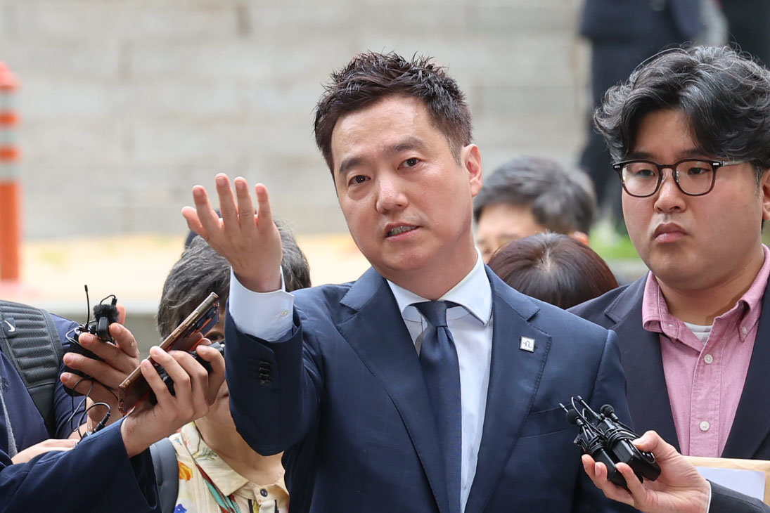 김세의 가로세로연구소 대표가 26일 서울 서초구 서울중앙지법에서 성폭력범죄의 처벌 등에 관한 특례법 위반(카메라 등 이용 촬영물 반포 등) 혐의로 구속 전 피의자 심문(영장실질심사)에 출석하며 취재진 질의에 답하고 있다. 2026.05.26. 뉴시스