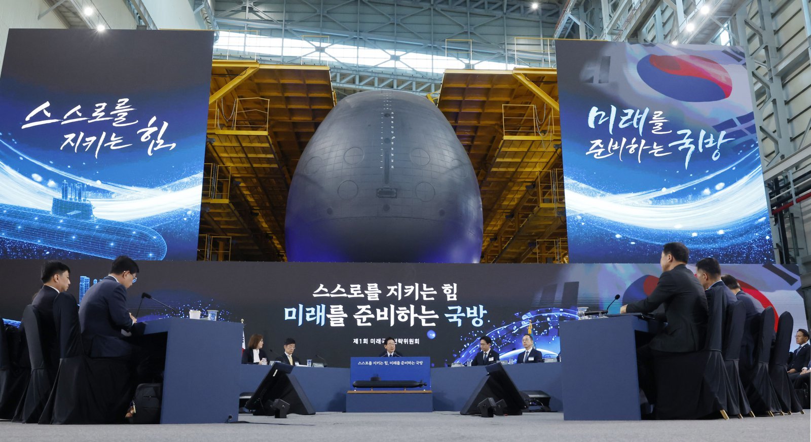 이재명 대통령이 26일 오후 경남 창원시 진해구에서 열린 열린 ‘제1회 미래전략국방회의’에서 참석자들과 핵추진잠수함 개발 기본계획을 논의하고 있다. 청와대사진기자단