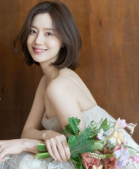 ‘6월의 신부’ 문채원, 순백의 드레스 입고 환한 미소