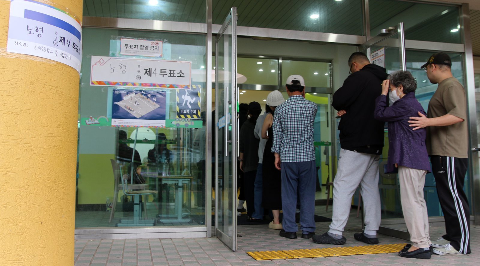 지방선거 오전 7시 현재 2.0%…4년 전보다 0.3%p↑