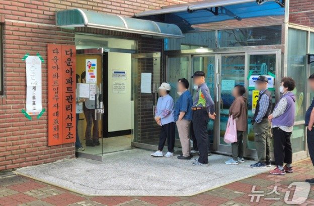 “투표지 이미 찍혔다” 고성…투표용지 2장 발견되기도