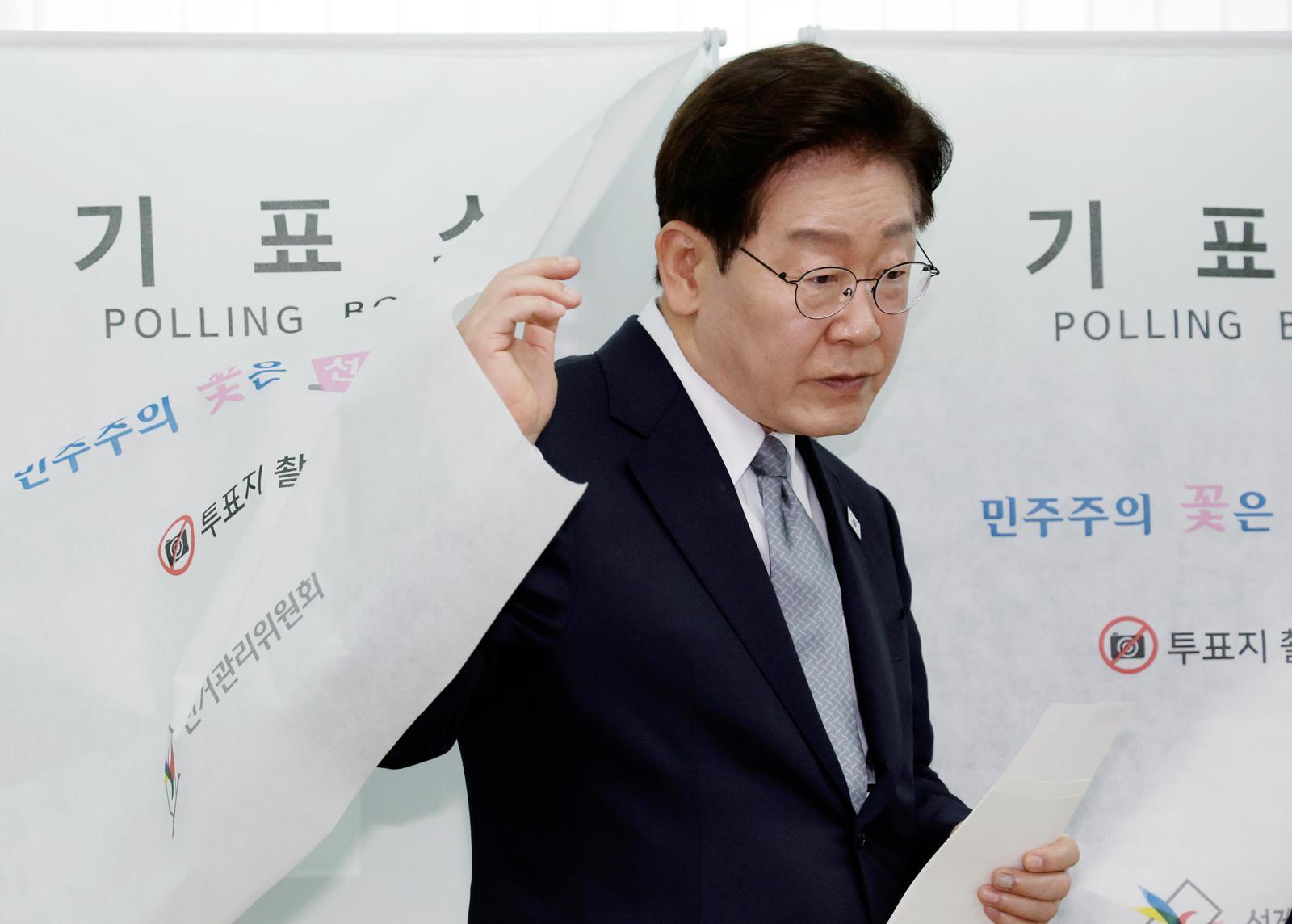 이재명 대통령이 제9회 전국동시지방선거 사전투표 첫날인 29일 서울 삼청동 주민센터에 마련된 사전투표소에서 투표를 하고 있다. 2026.5.29/뉴스1