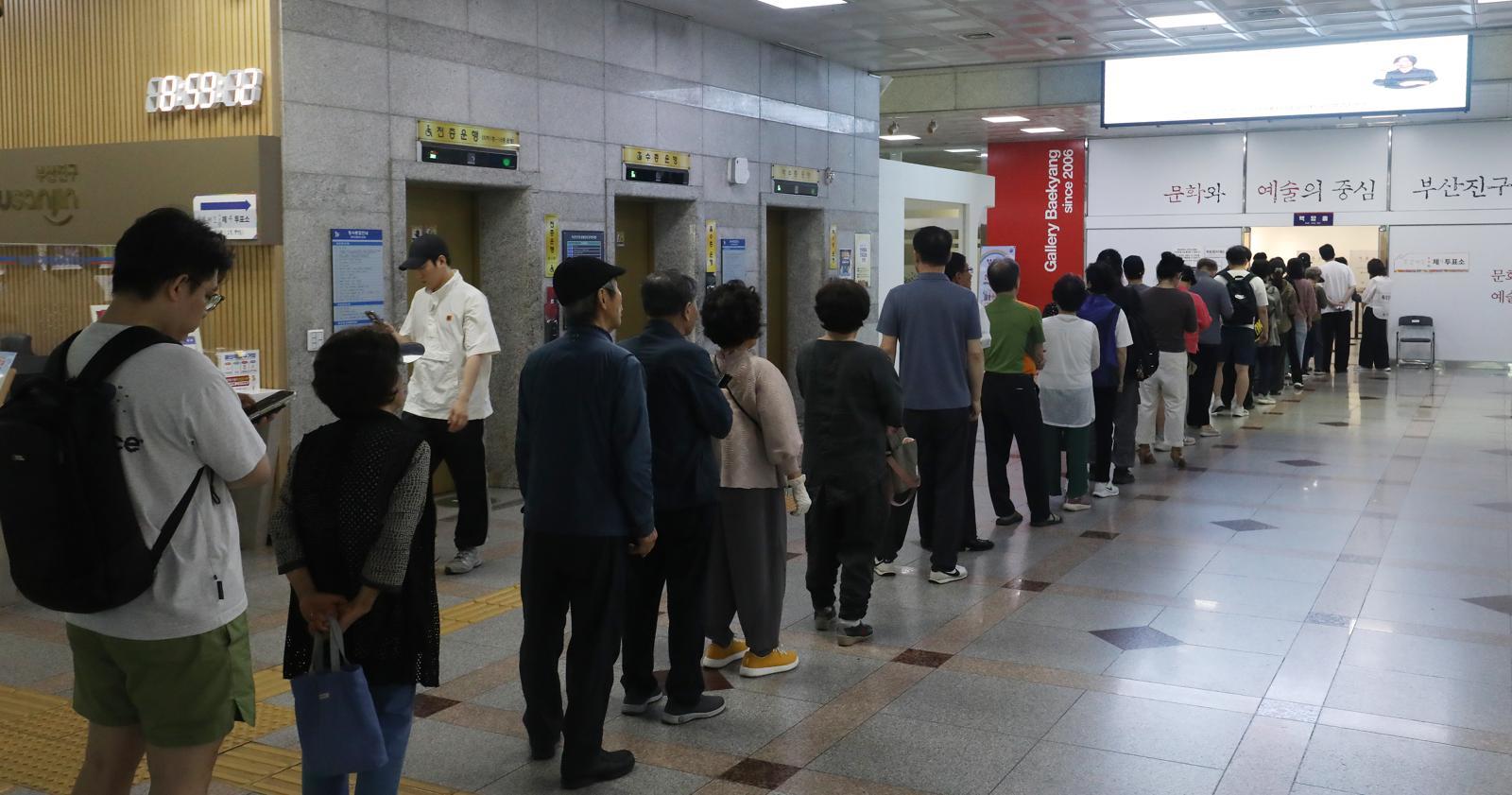 지방선거 오전 10시 투표율 11.0%…대구 최고·광주 최저