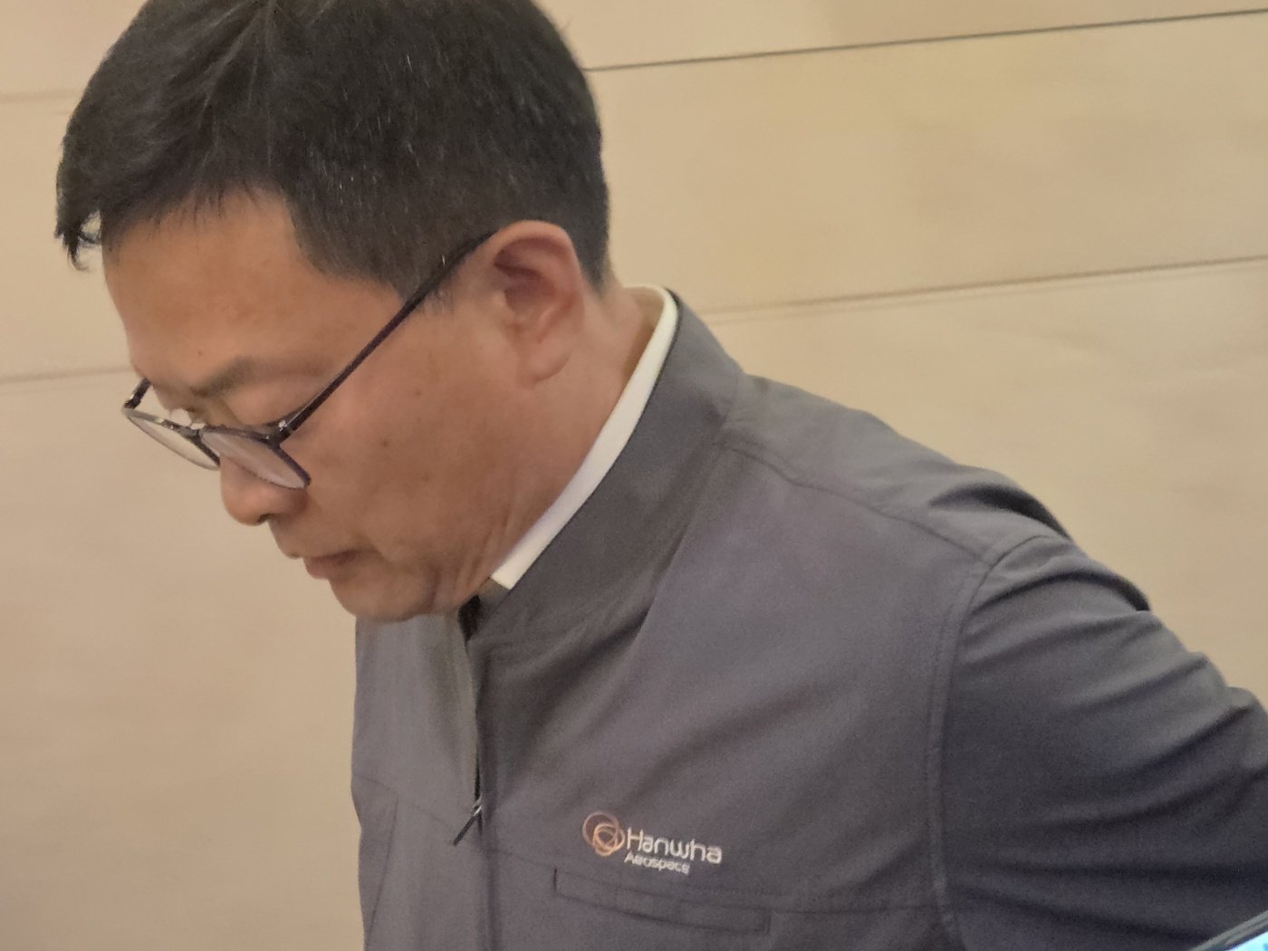 3일 오전 9시 40분쯤 손재일 한화에어로스페이스 대표가 대전 유성구 선병원 장례식장을 찾아 10여명의 유가족들을 만나 의견을 청취 한 뒤 자리를 이동하는 모습,/뉴스1