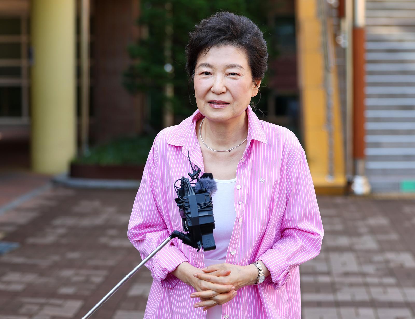 대구서 투표 마친 박근혜 “한 표가 나라 방향 결정…꼭 투표해달라”