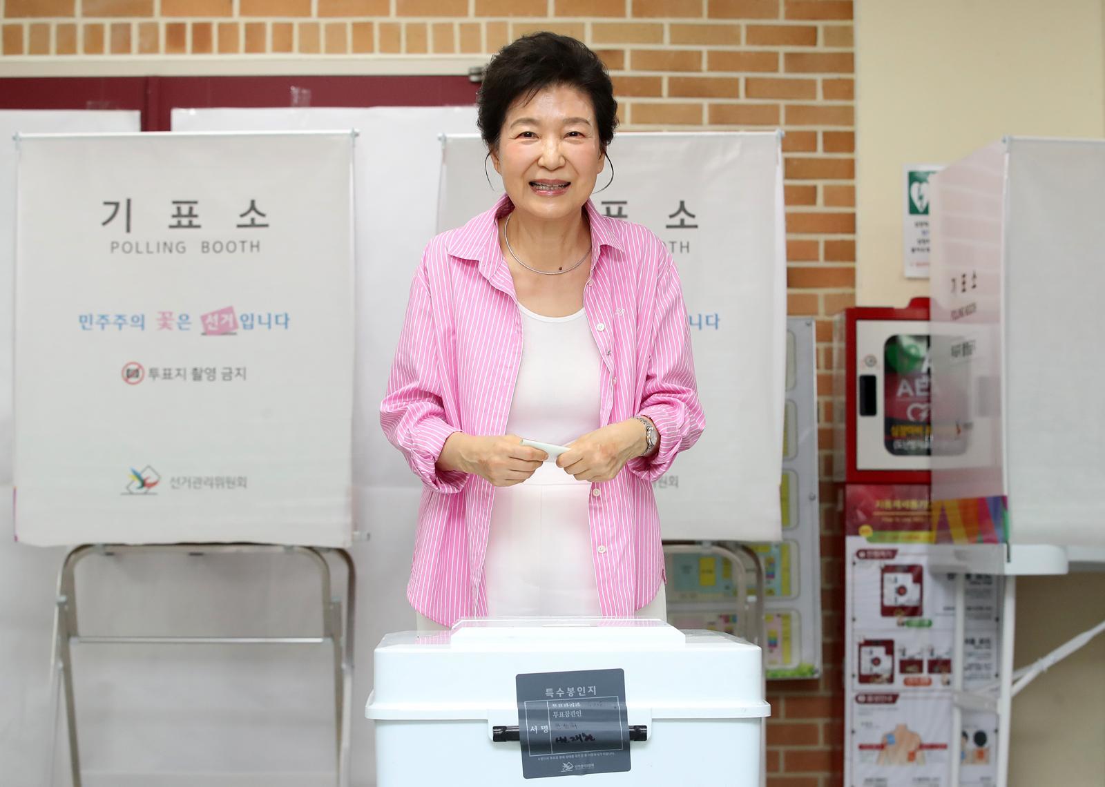 박근혜 전 대통령이 3일 오전 대구 달성군 비슬초교에 마련된 유가읍 3투표소를 찾아 투표하고 있다. 2026.6.3 ⓒ 뉴스1