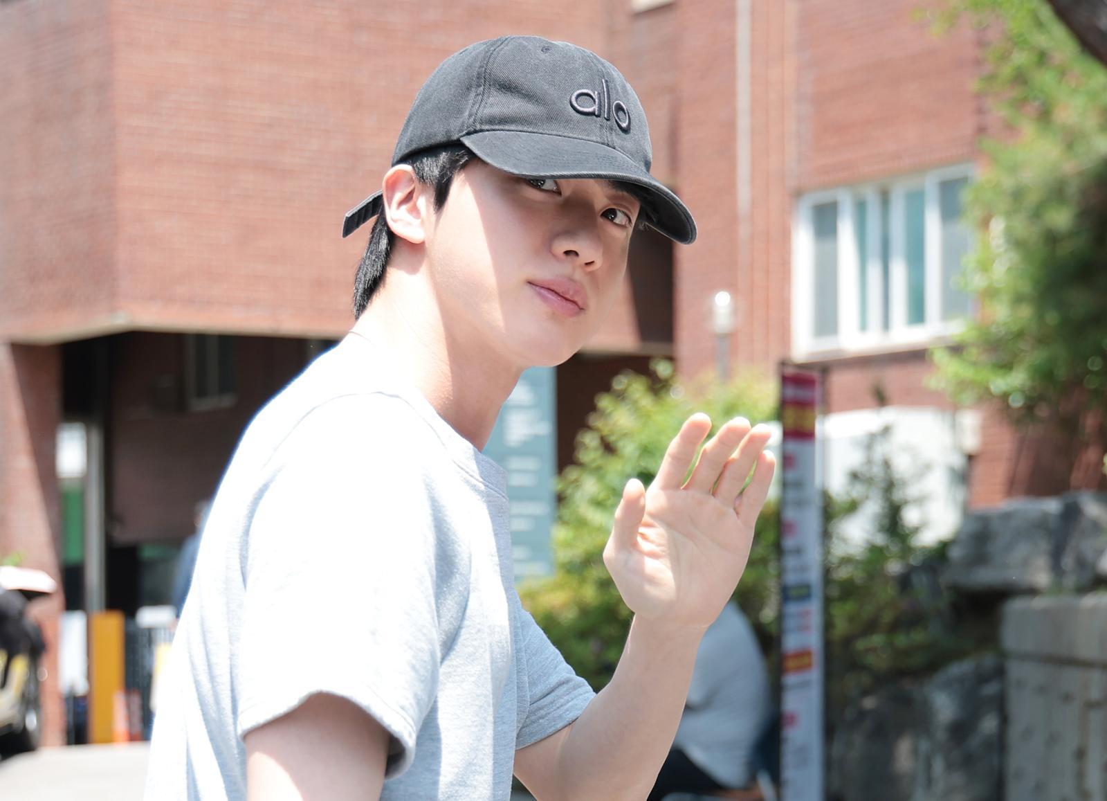 BTS 진, ‘올 그레이’ 투표룩 눈길…소중한 한표 행사