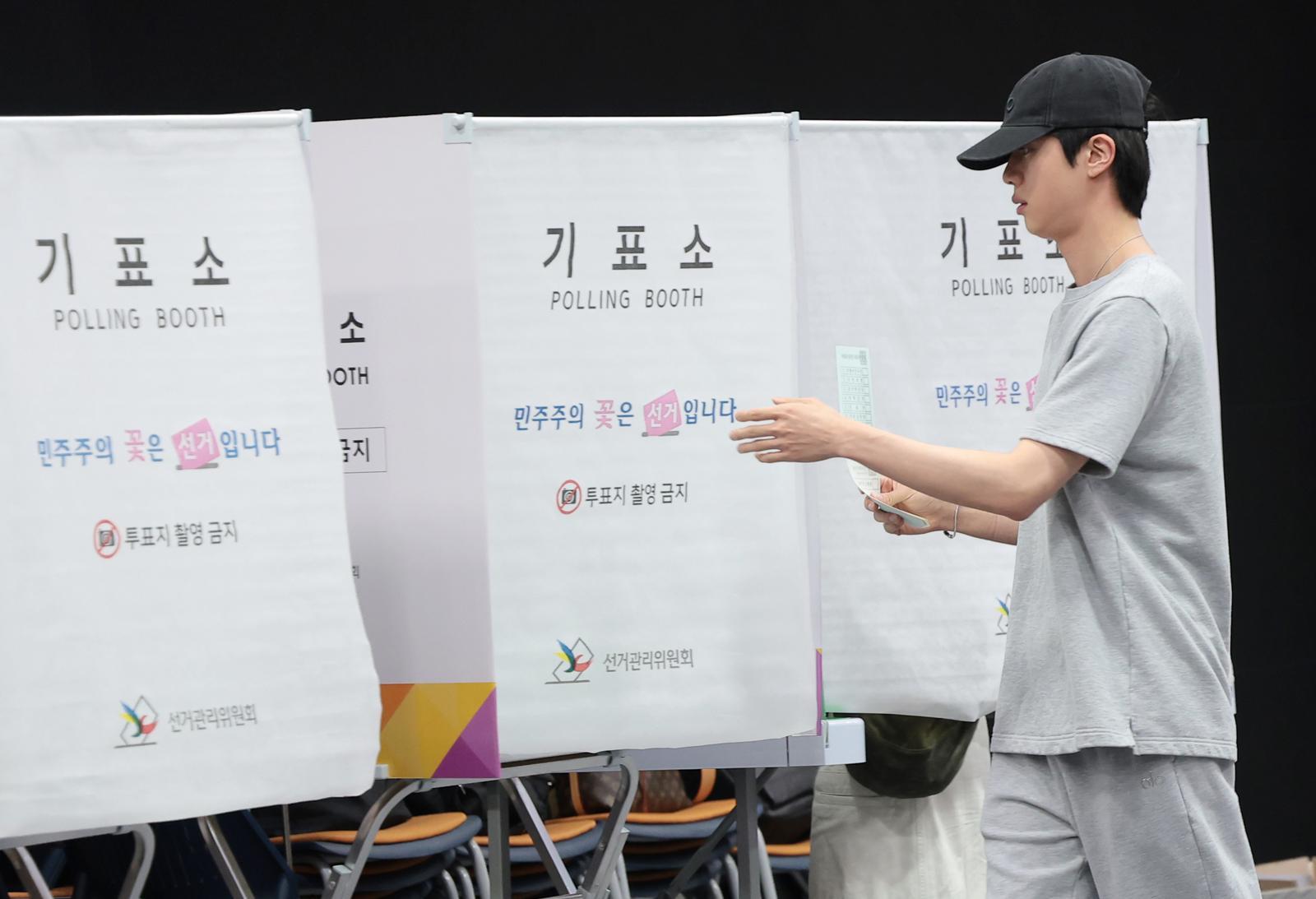 방탄소년단(BTS) 진이 제9회 전국동시지방선거 및 국회의원 재·보궐선거일인 3일 서울 용산구 중부기술교육원에 마련된 한남동 제3투표소에서 소중한 한 표를 행사하고 있다. ⓒ 뉴스1