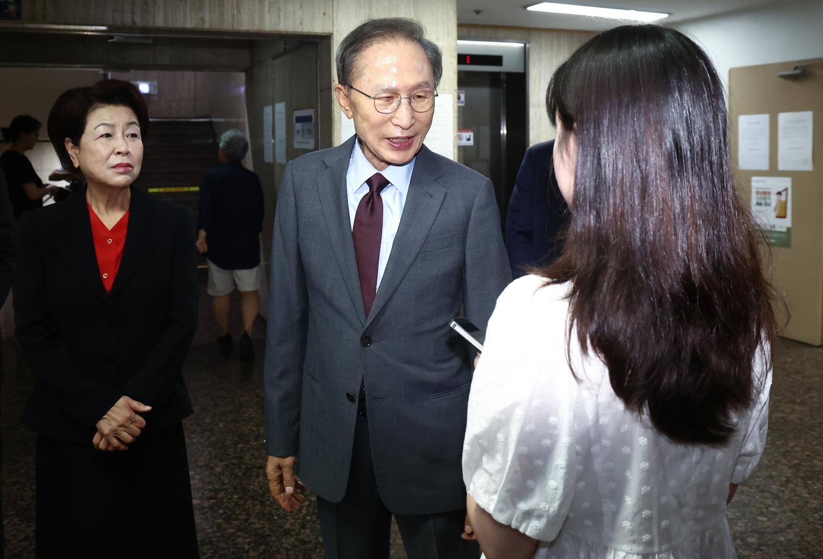 이명박 전 대통령이 3일 오전 서울 강남구 국민연금공단 서울남부지역본부에 마련된 제9회 전국동시지방선거 투표소에서 투표를 마치고 취재진 질의에 답변하고 있다. 왼쪽은 부인 김윤옥 여사. 2026.6.3 ⓒ 뉴스1