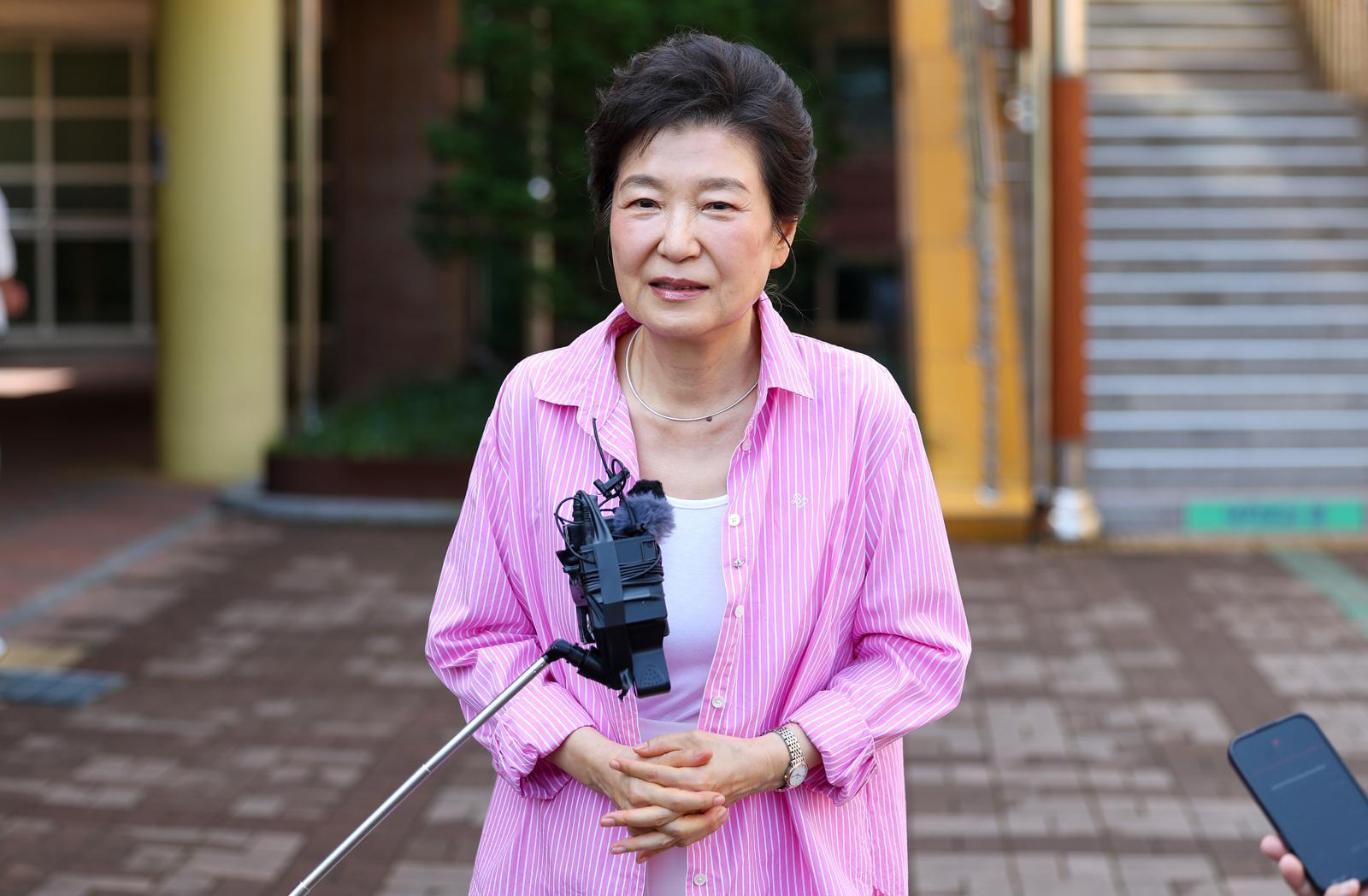 박근혜 전 대통령이 3일 오전 대구 달성군 비슬초등학교에 마련된 유가읍 제3투표소에서 투표를 마친 뒤 취재진 질문에 답하고 있다.  [대구=뉴시스]