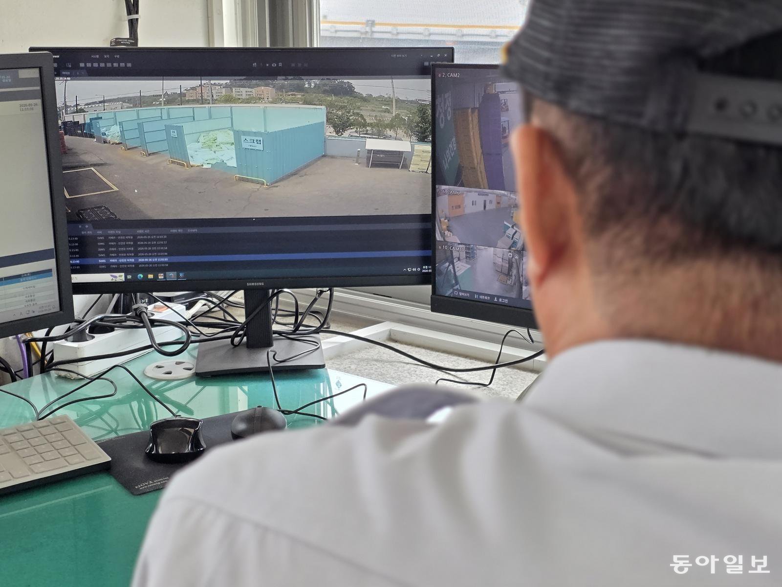 지난달 26일 물류회사 동국의 경기 화성센터에서 안전관리자가 재활용장을 비추는 CCTV 화면을 들여다보고 있다. 재활용장에 하늘색으로 표시된 영역이 ‘화재’ 알고리즘이 적용된 구역이다. 화성=박종민 기자  blick@donga.com