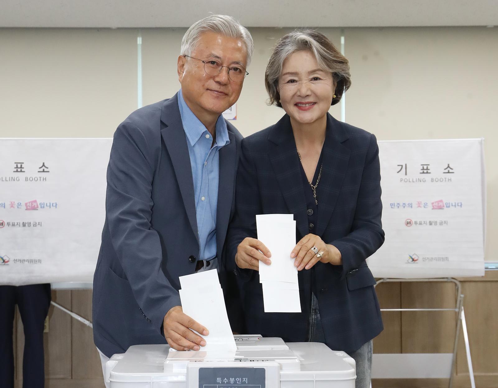 문재인 전 대통령과 부인 김정숙 여사가 6·3 지방선거 및 국회의원 재보궐선거 사전투표 첫날인 29일 오전 경남 양산 하북면주민자치센터에 마련된 사전투표소에서 투표를 하고 있다. 2026.5.29/뉴스1