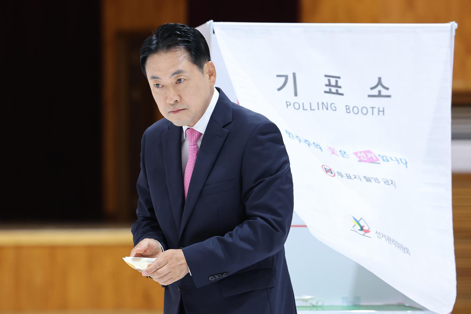 장동혁 국민의힘 대표가 3일 충남 보령시 대천여자고등학교에 마련된 제9회 전국동시지방선거 및 국회의원 재·보궐 선거 투표소에서 투표를 하고 있다. 2026.6.3 ⓒ 뉴스1