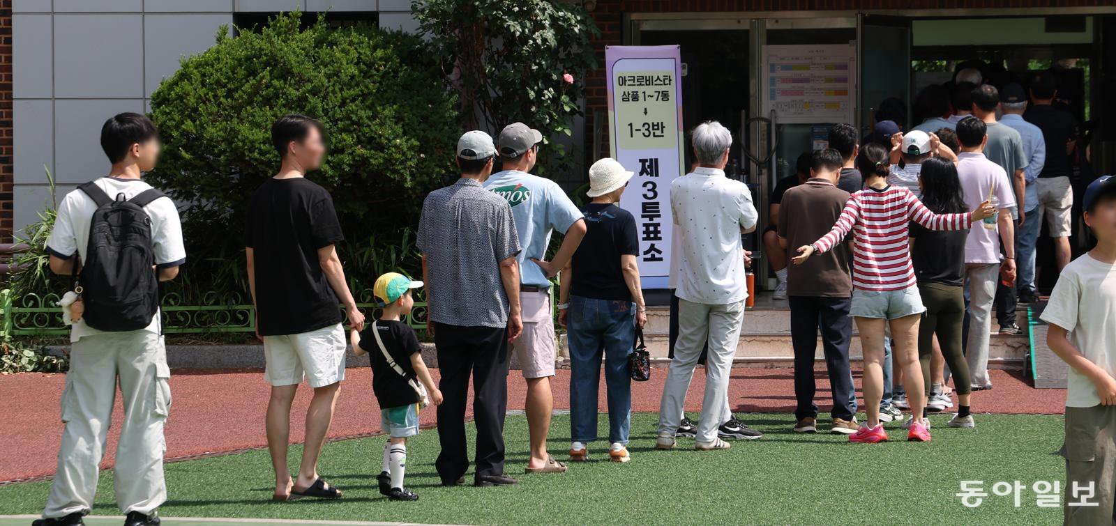 새벽부터 긴 줄, 외국인 유권자도…“투표하러 왔어요”