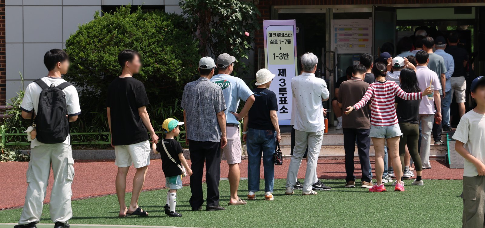 오후 4시 투표율 54.7%…직전 지선 대비 9.3%P↑
