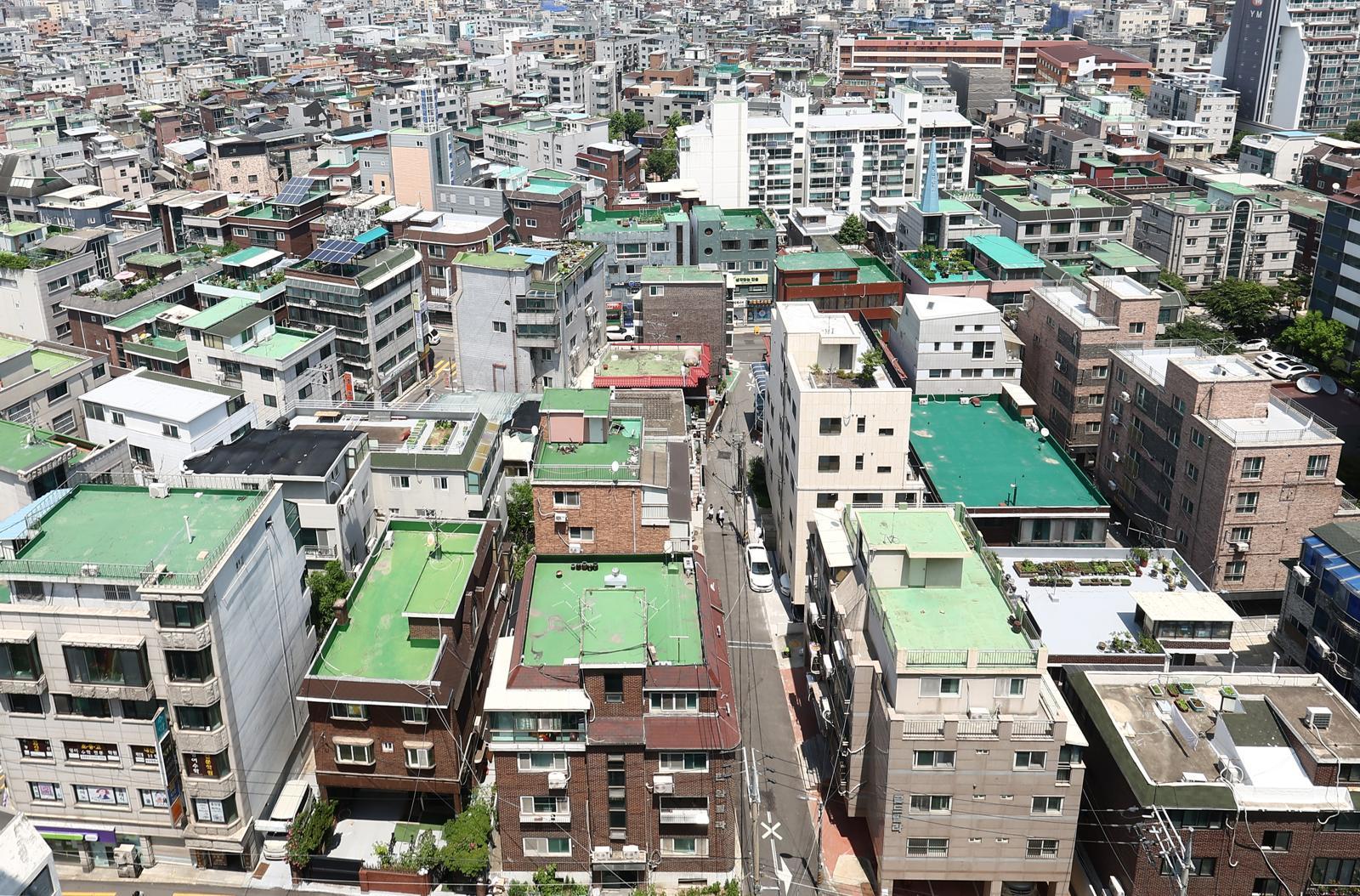3일 국토교통부 실거래가 공개시스템에 따르면 서울의 빌라(연립·다세대) 전월세 거래량이 지난해에 비해 늘고, 계약갱신청구권 사용 비중도 높아진 것으로 나타났다. 사진은 이날 서울 시내의 빌라 모습. 뉴스1
