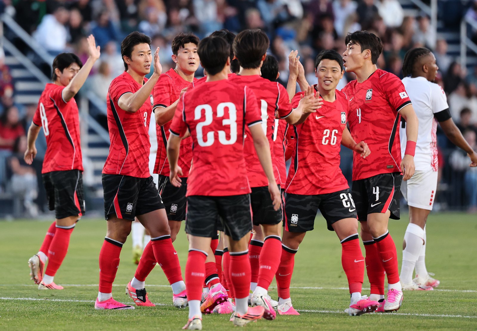 대한민국 축구대표팀 조규성이 30일(현지시간) 미국 유타주 솔트레이크시티 브리검 영 대학교 BYU 사우스필드 경기장에서 2026 국제축구연맹(FIFA) 북중미 월드컵 앞두고 열린 대한민국과 트리니다드 토바고의 평가전에서 멀티골을 넣고 동료들과 기뻐하고 있다. 2026.5.31 뉴스1