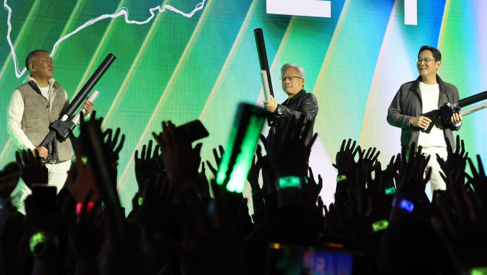 젠슨 황 엔비디아 최고경영자(CEO), 이재용 삼성전자 회장, 정의선 현대차그룹 회장이 30일 서울 강남구 코엑스에서 열린 엔비디아 지포스 게이머 페스티벌에서 선물을 나눠주고 있다. 2025.10.30 사진공동취재