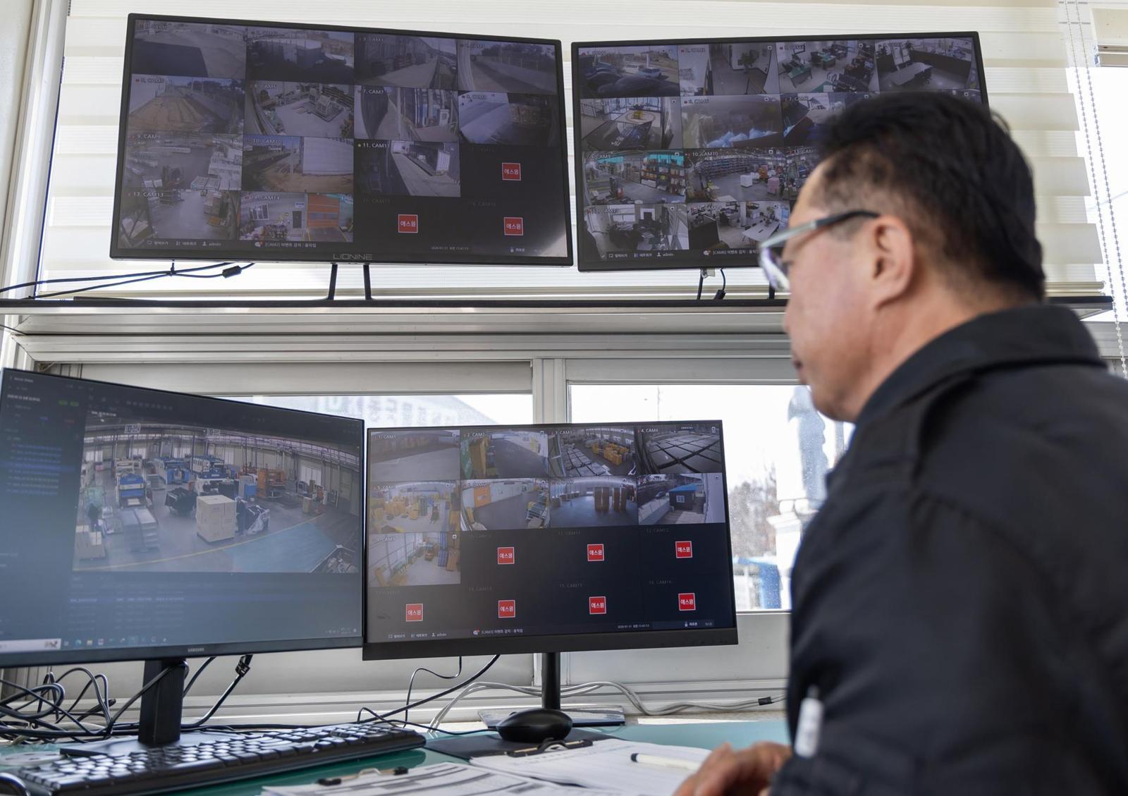 지난달 26일 경기 화성시 물류회사 동국의 화성센터 관제실에서 관리자가 인공지능(AI) 폐쇄회로(CC)TV 화면을 들여다보고 있다. 에스원 제공