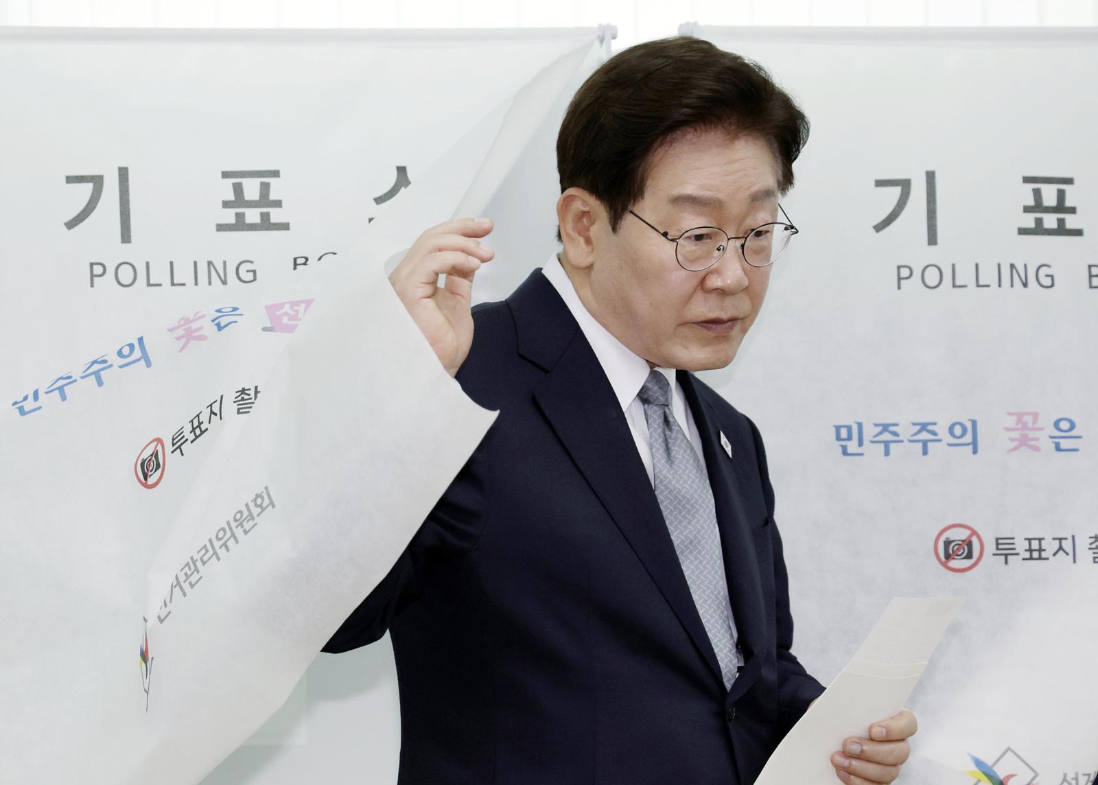 李대통령 ‘달러 매각설 가짜뉴스’ 수사팀에 피자 50판 격려