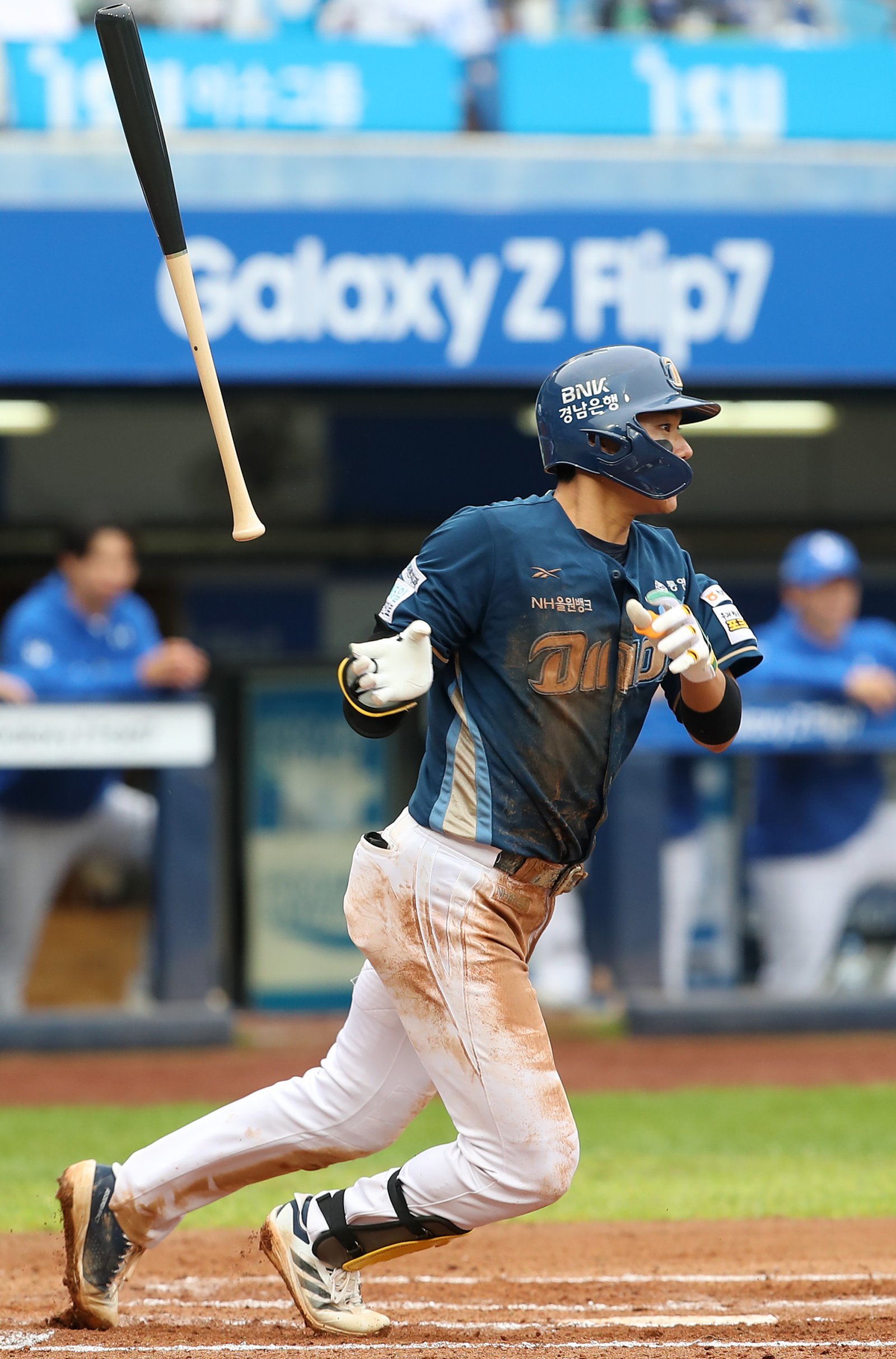 6일 오후 대구 삼성라이온즈파크에서 열린 프로야구 2025 신한 SOL뱅크 KBO 와일드카드 결정전 1차전, 삼성 라이온즈와 NC 다이노스의 경기 7회초 무사 1루 상황 NC 1번타자 김주원이 2루수 방면으로 타구를 날리고 있다. 1루주자 김정호 포스아웃. 2025.10.6 뉴스1