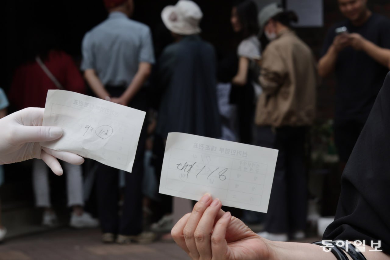 서울 송파구 내 여러 투표소에서 투표율이 예상보다 높아 투표용지가 부족해진 가운데 3일 서울 송파구 잠실7동 제2투표소에서 투표가 일시 중단돼 오후 6시 5분 현재까지도 재개되지 않자 유권자들이 대기하고 있다. 변영욱 기자 cut@donga.com