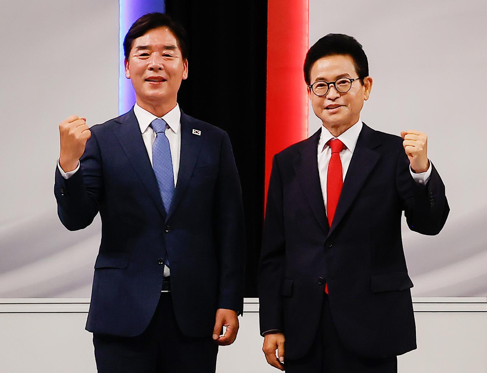 오중기 더불어민주당 후보(왼쪽)와 이철우 국민의힘 후보가 지난달 27일 오후 KBS 대구 스튜디오에서 열린 제9회 전국동시지방선거 경북도지사 후보자 토론회 시작에 앞서 포즈를 취하고 있다. 뉴스1