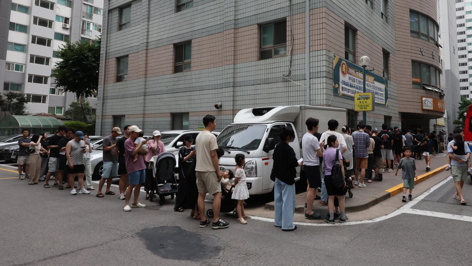 6·3 지방선거 본투표일인 3일 투표용지 부족 사태가 발생한 서울 송파구 가락2동 제3투표소에서 유권자들이 대기하고 있다. 뉴스1
