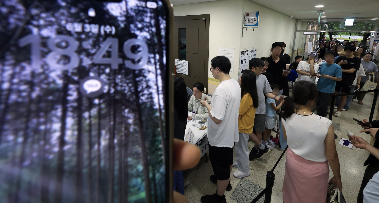 제9회 전국동시지방선거일인 3일 서울시 송파구 잠일초등학교에 마련된 잠실2동 제6투표소에서 투표용지 부족 상황으로 인해 유권자들이 오후 6시를 넘겨 투표를 하고 있다. 2026.6.3 뉴스1