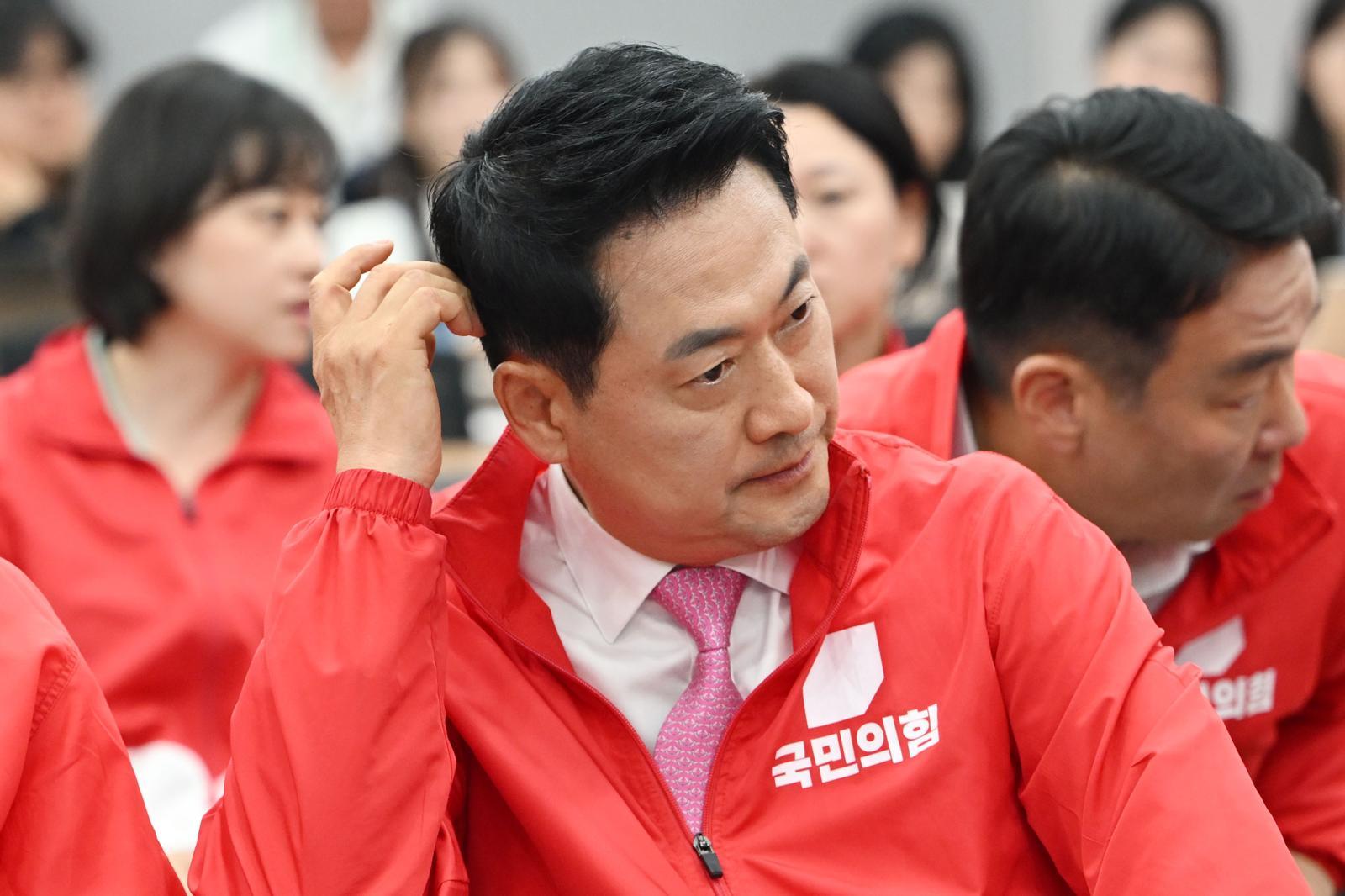 (서울=뉴스1) 국회사진기자단 = 장동혁 국민의힘 대표가 3일 오후 서울 여의도 중앙당사에 마련된 개표상황실에서 지방선거 및 국회의원 보궐선거 출구조사 방송을 지켜보고 있다.  2026.6.3/뉴스1