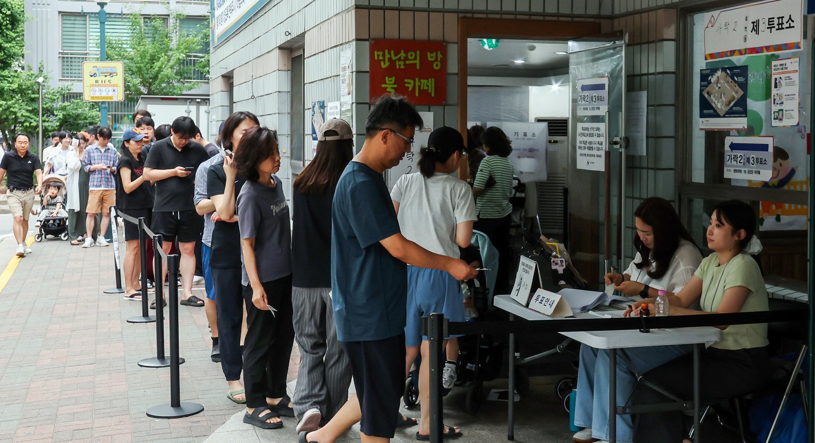 Ballot Paper Shortage Causes Brief Wait at Incheon Polling Station