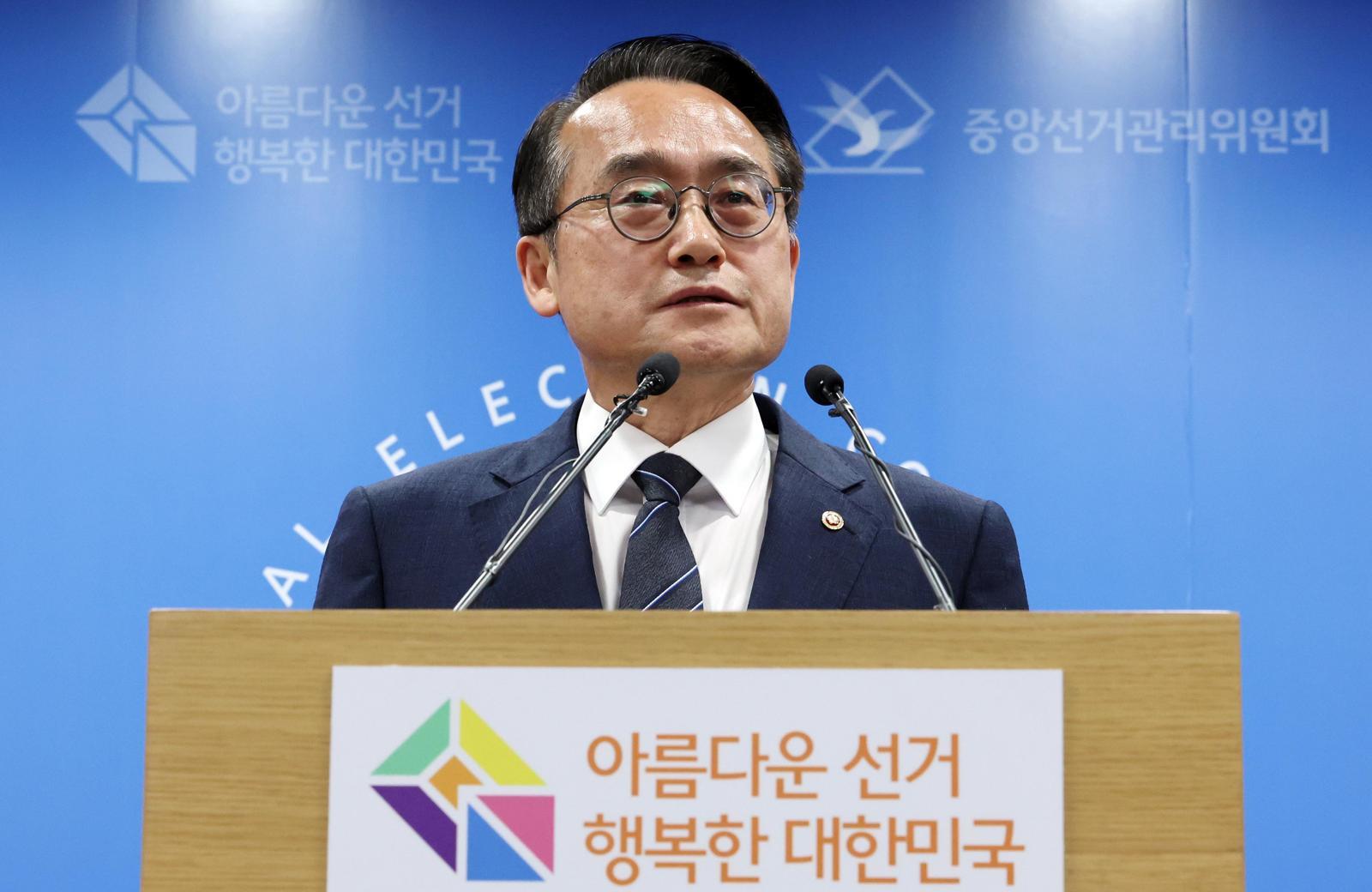 허철훈 중앙선거관리위원회 사무총장이 3일 오후 경기 과천시 중앙선거관리위원회에서 제9회 전국동시지방선거 투표용지 부족 사태와 관련해 대국민 사과를 하고 있다. 뉴시스