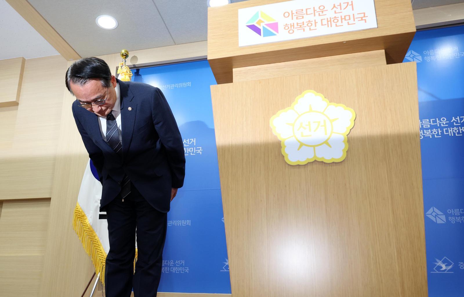 허철훈 중앙선거관리위원회 사무총장이 3일 오후 경기 과천시 중앙선거관리위원회에서 제9회 전국동시지방선거 투표용지 부족 사태와 관련해 대국민 사과를 하며 고개 숙여 인사하고 있다. 뉴시스