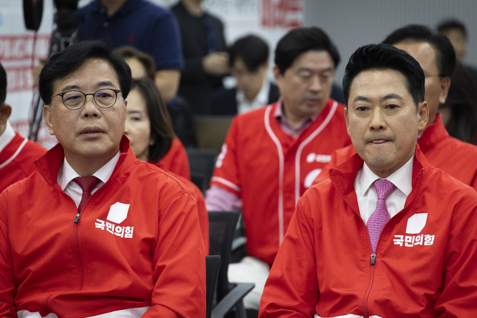 국민의힘 장동혁 대표와 송언석 원내대표가 3일 오후 서울 여의도 중앙당사에 마련된 개표상황실에서 지방선거 및 국회의원 보궐선거 출구조사 방송을 지켜보고 있다. 2026.6.3 국회사진기자단