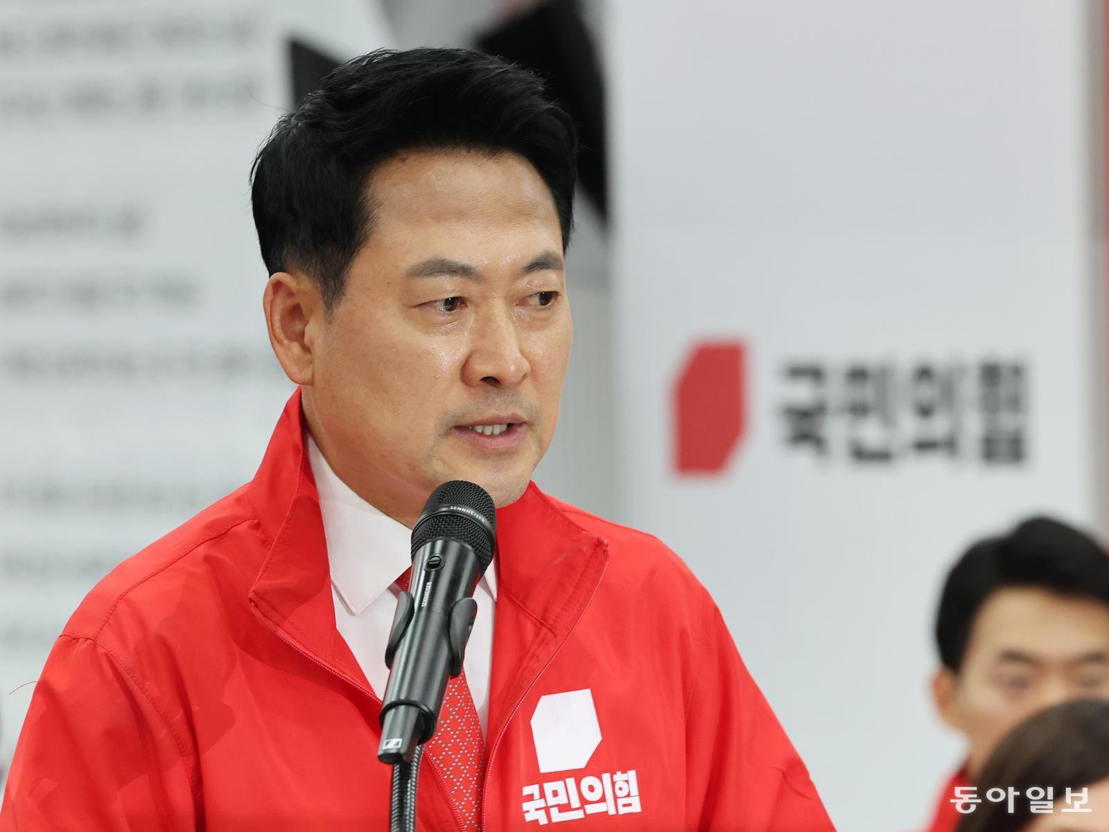 장동혁 국민의힘 대표가 3일 오후 서울 여의도 중앙당사에서 ‘투표용지 부족’ 관련 브리핑을 하고 있다. 이훈구 기자