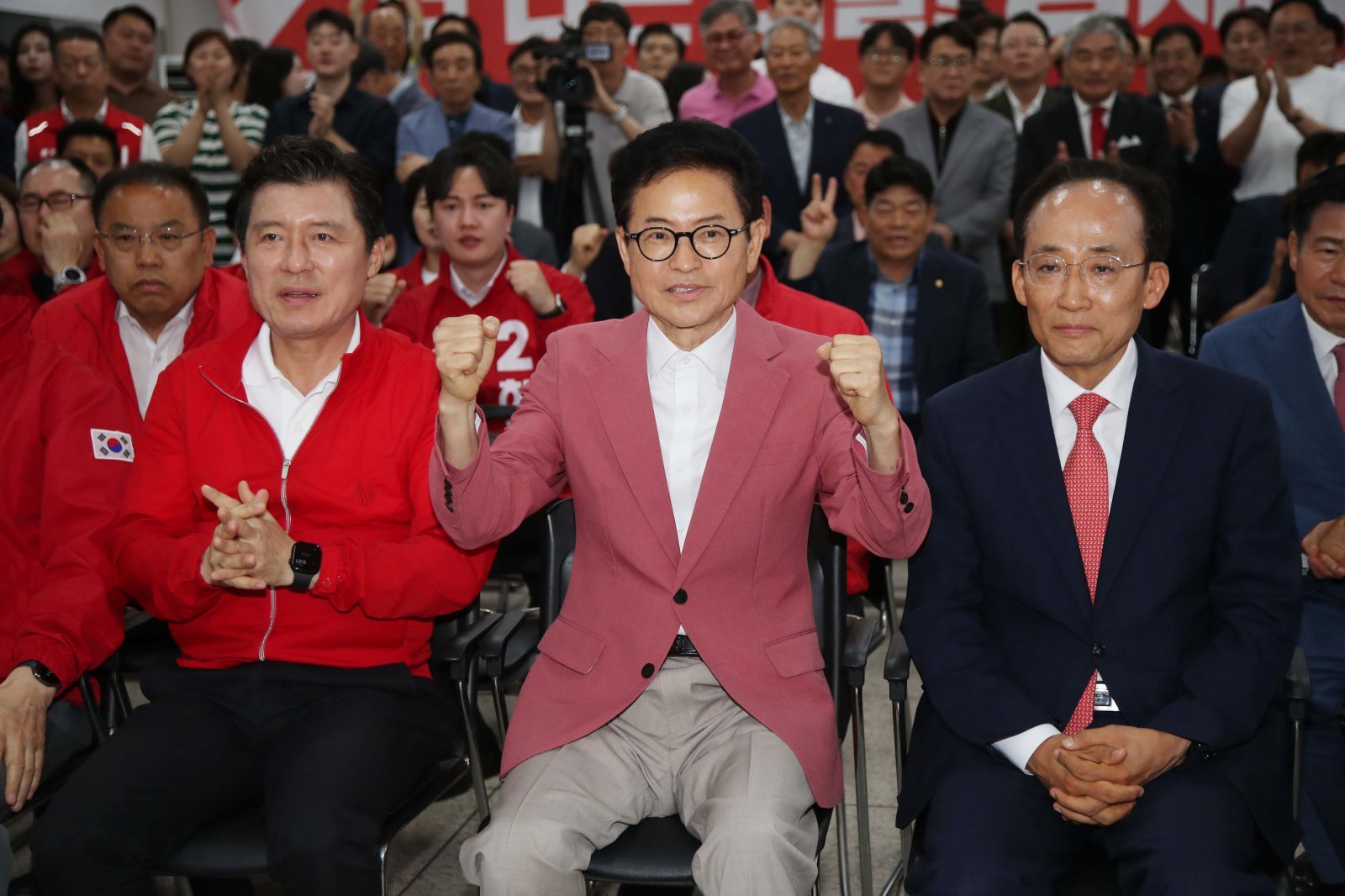 이철우 국민의힘 경북도지사 후보가 3일 대구 수성구 국민의힘 대구광역시당에서 방송3사 출구조사를 시청하고 있다. (공동취재) 2026.6.3 뉴스1