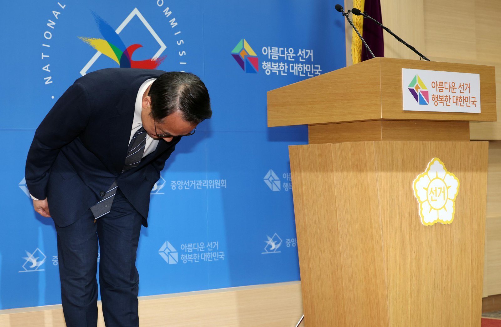 허철훈 중앙선거관리위원회 사무총장이 3일 오후 경기 과천시 중앙선거관리위원회에서 제9회 전국동시지방선거 투표용지 부족 사태와 관련해 대국민 사과를 하며 고개 숙여 인사하고 있다. 2026.06.03. 뉴시스