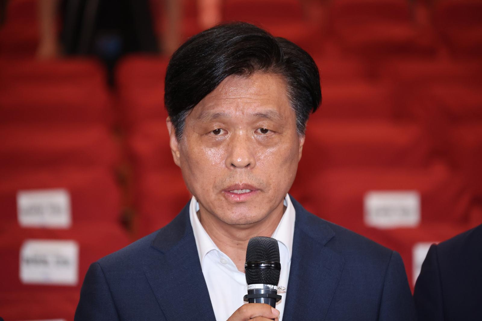 조승래 더불어민주당 중앙선대위 총괄선대본부장이 3일 오후 서울 여의도 국회 의원회관에 마련된 개표 상황실에서 국민의힘의 투표용지 부족 관련 개표 중단 요구에 대해 반대 뜻을 밝히고 있다. 2026.06.03. 뉴시스