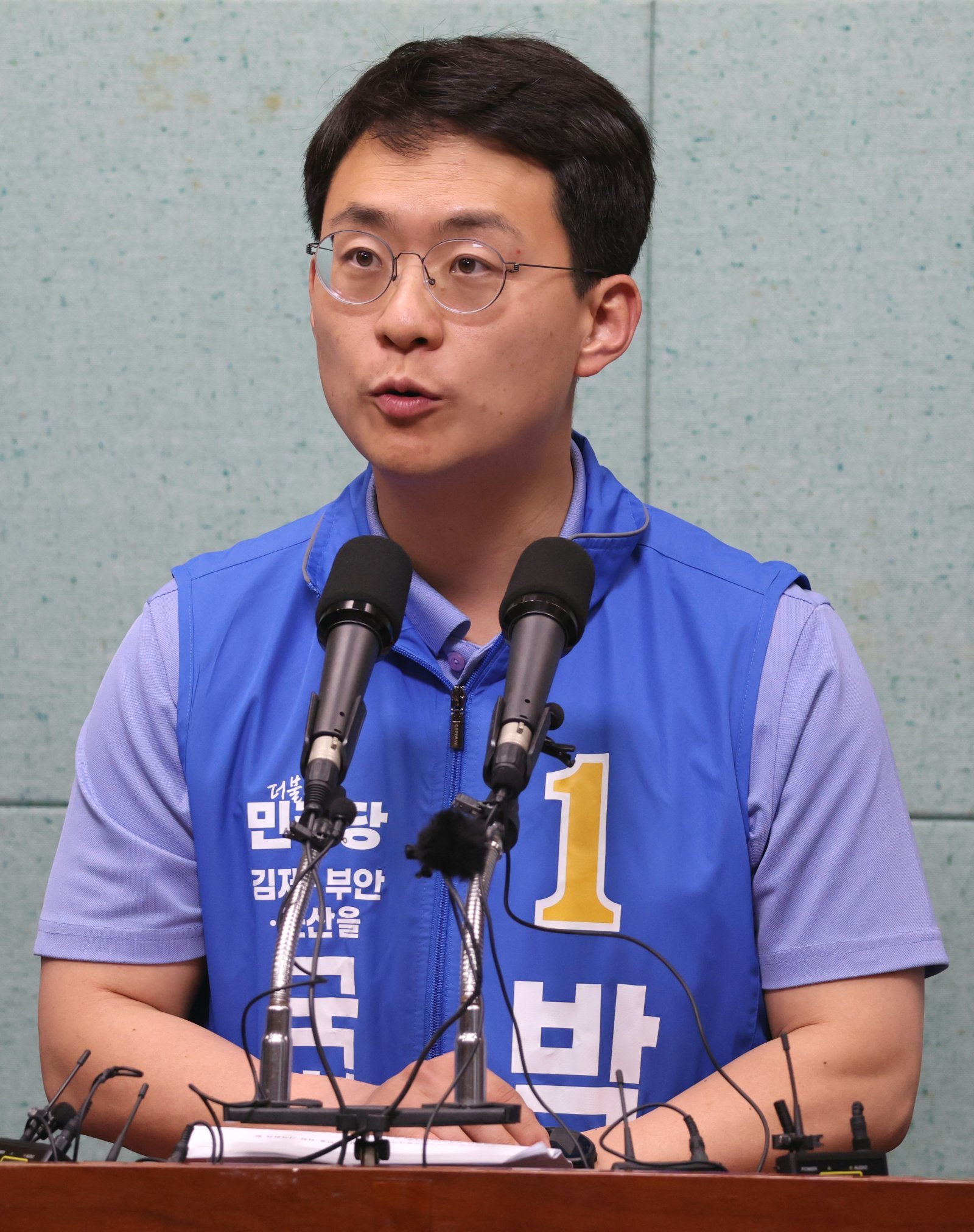 박지원 더불어민주당 군산·김제·부안을 후보가 18일 전북 전주시 전북특별자치도의회에서 새만금자치단체연합 공동 기자회견을 열고 발언을 하고 있다. 2026.5.18/뉴스1