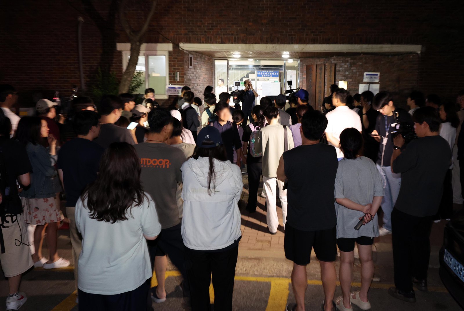 제9회 동시지방선거일인 3일 오후 투표용지 부족으로 투표시간이 연장된 서울 송파구 잠실7동 제2투표소 앞에 시민들이 모여 있다. 2026.06.03. 뉴시스
