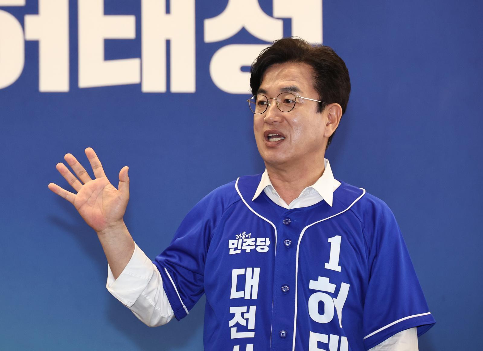 허태정 더불어민주당 대전시장 후보가 25일 오후 대전 중구 자신의 선거사무소에서 열린 지역 사회인야구단과의 간담회에서 발언을 하고 있다. 2026.05.25. 뉴시스