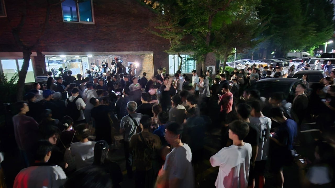 제9회 전국동시지방선거일인 3일 오후 투표용지 부족 사태로 투표 시간이 오후 10시까지 연장된 서울 송파구 잠실7동 제2투표소 앞에 취재진과 주민들이 모여있다. 홍진환 기자