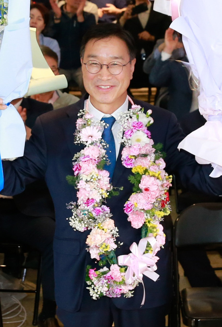 3일 실시한 제9회 전국동시지방선거 제주도지사선거에서 위성곤 더불어민주당 후보가 선거사무소에서 당선이 확실시되자 지지자들과 환호하고 있다.2026.6.3/뉴스1