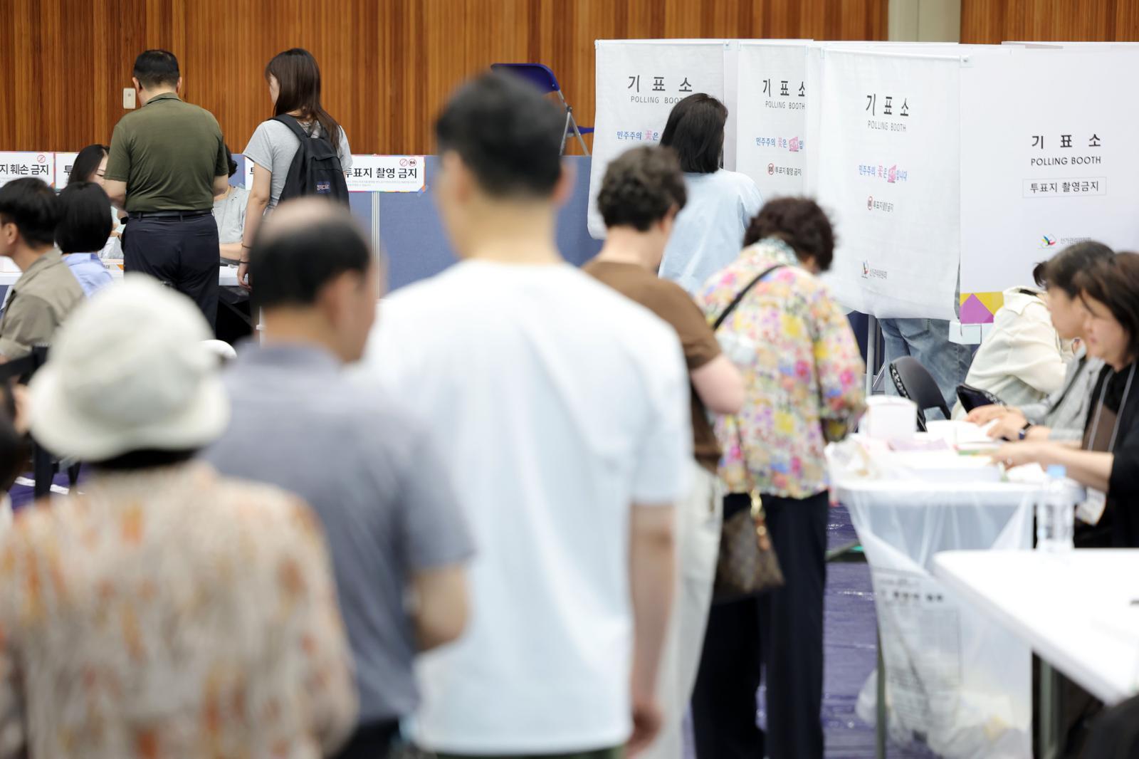 제9회 전국동시지방선거일인 3일 서울 송파구 잠전초등학교 체육관에 마련된 잠실본동 제4·5·6투표소에서 유권자들이 투표하고 있다. 2026.06.03. 뉴시스